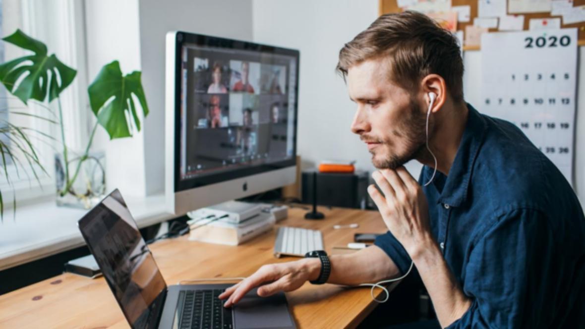Teilnehmer beim Durchsehen von Kursmaterialien